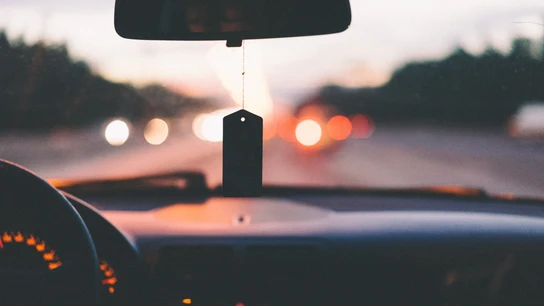 La multa de la DGT que puede caer por llevar objetos colgados del retrovisor La multa de la DGT que puede caer por llevar objetos colgados del retrovisor