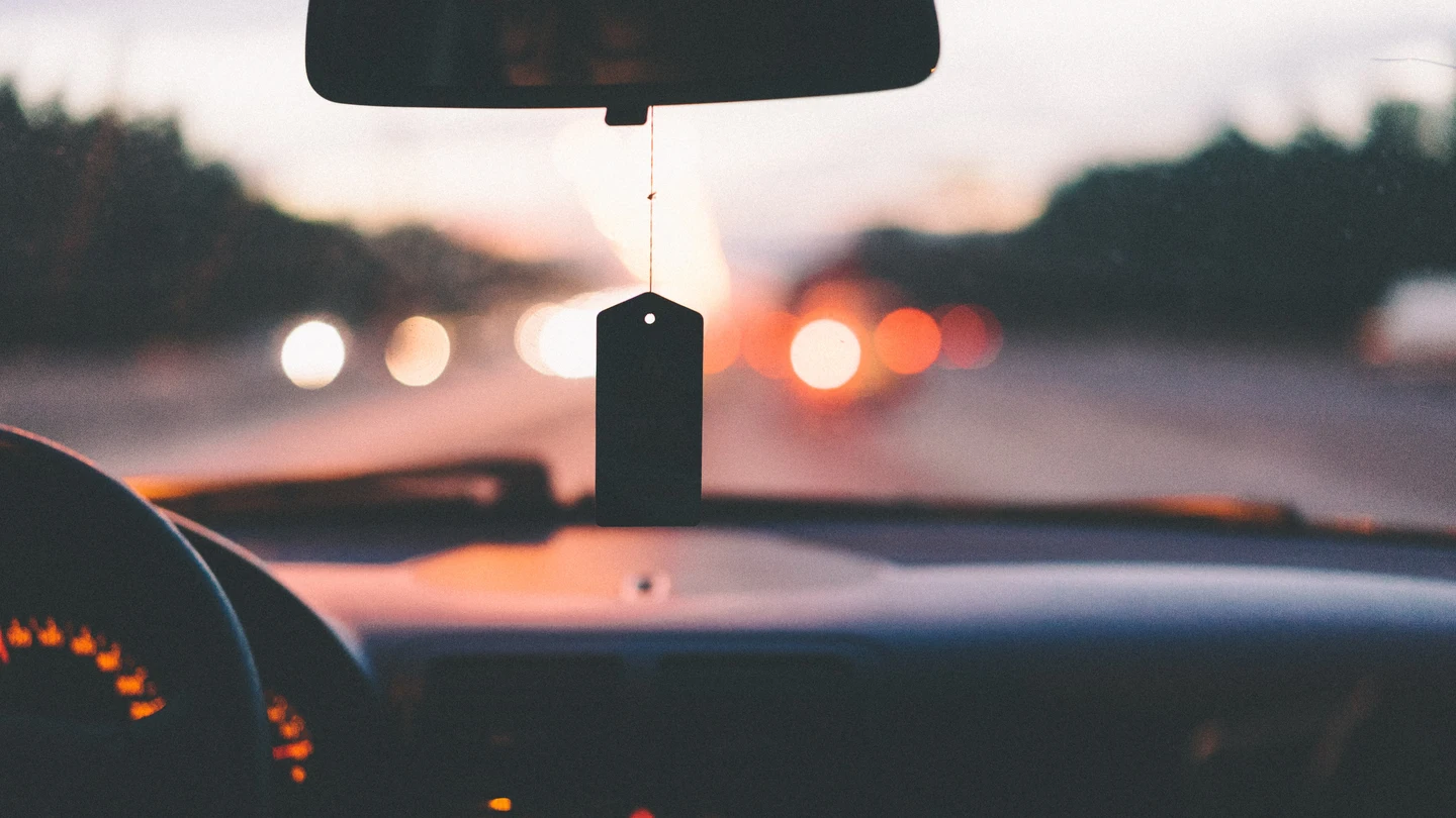 La multa de la DGT que puede caer por llevar objetos colgados del retrovisor La multa de la DGT que puede caer por llevar objetos colgados del retrovisor