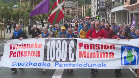 Pensionistas vascos denuncian bajo la lluvia la retirada de recortes Pensionistas vascos denuncian bajo la lluvia la retirada de recortes