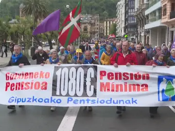Pensionistas vascos denuncian bajo la lluvia la retirada de recortes