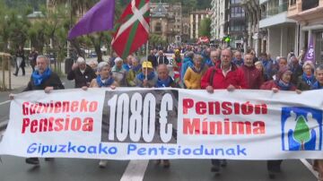 Pensionistas vascos denuncian bajo la lluvia la retirada de recortes