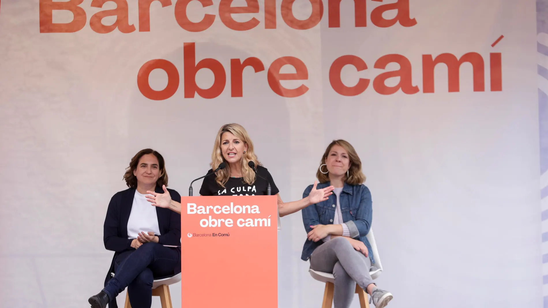 La vicepresidenta segunda del Gobierno, Yolanda Díaz, la alcaldesa de Barcelona y candidata de BComú a la reelección, Ada Colau, y la concejala Janet Sanz.