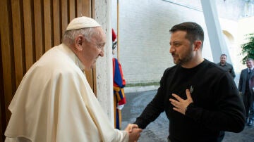 Imagen del encuentro entre el presidente ucraniano, Volodimir Zelenski, y el papa Franscisco.