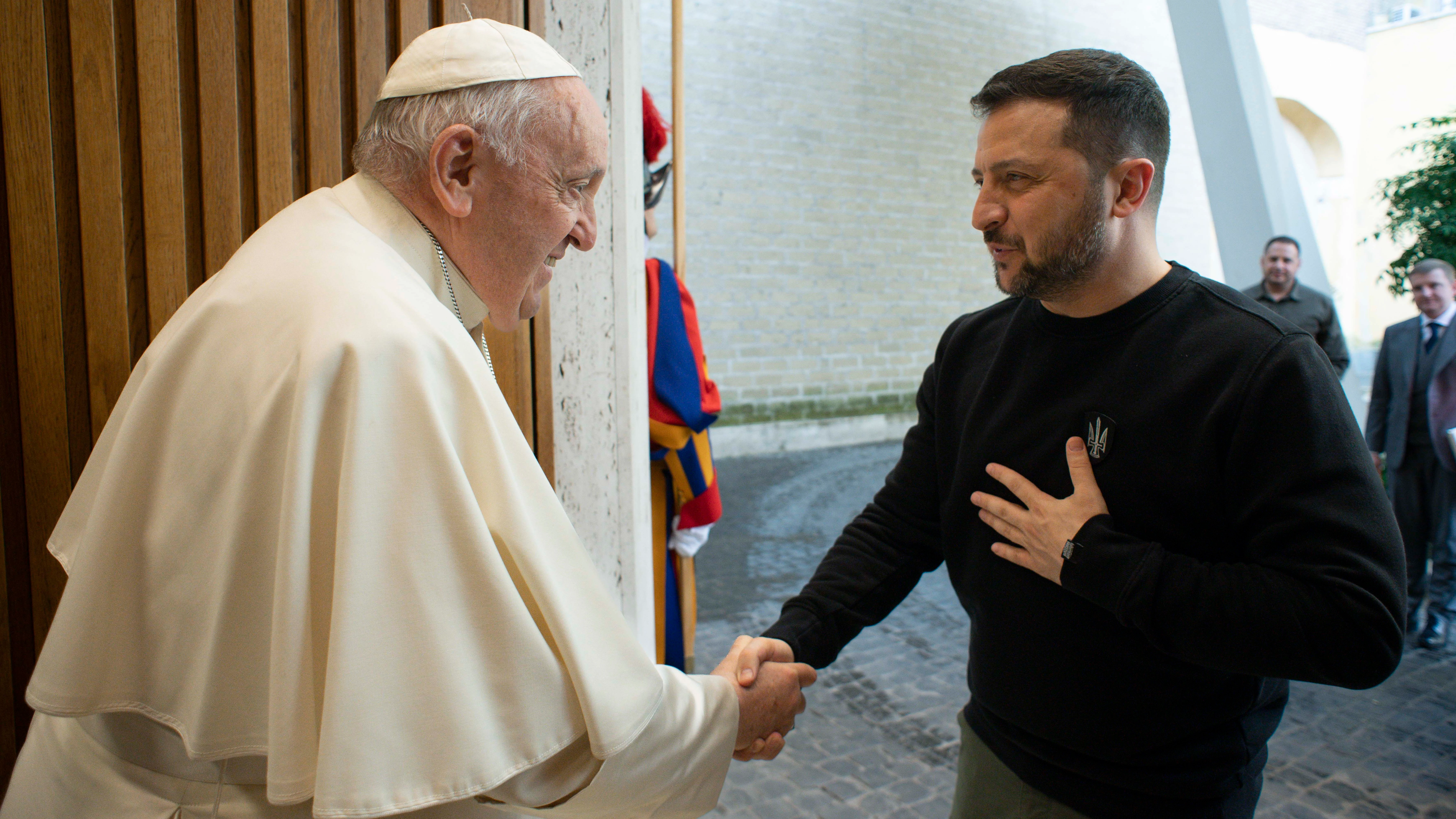 Imagen del encuentro entre el presidente ucraniano, Volodimir Zelenski, y el papa Franscisco.