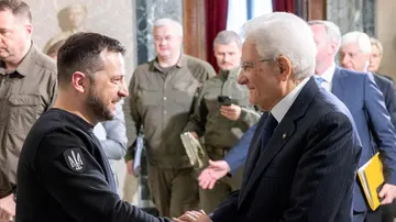 El presidente ucraniano, Volodimir Zelenski, saluda al presidente italiano, Sergio Mattarella.