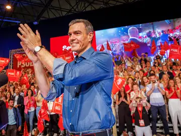 El presidente del Gobierno y secretario general del PSOE, Pedro Sánchez, durante el acto de campaña del alcalde de Sevilla