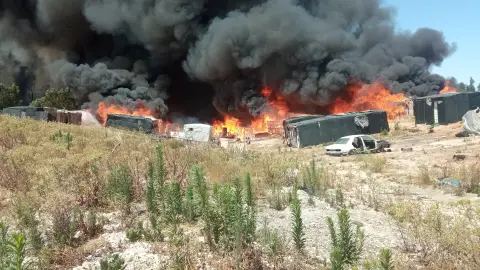 Un herido y 120 desalojados por el incendio en una zona de infraviviendas de Palos de la Frontera