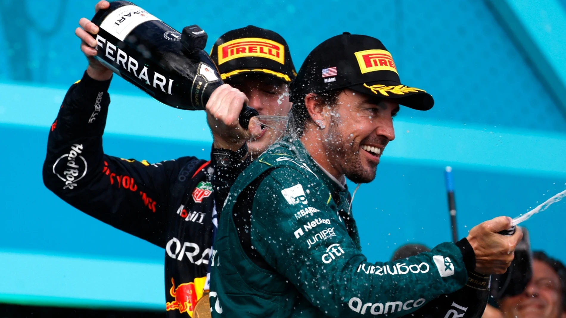 Fernando Alonso, en el podio con Verstappen