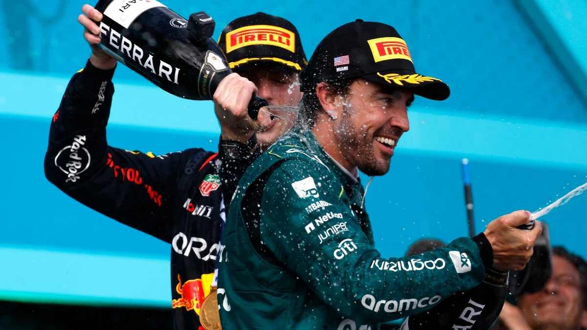 Fernando Alonso, en el podio con Verstappen