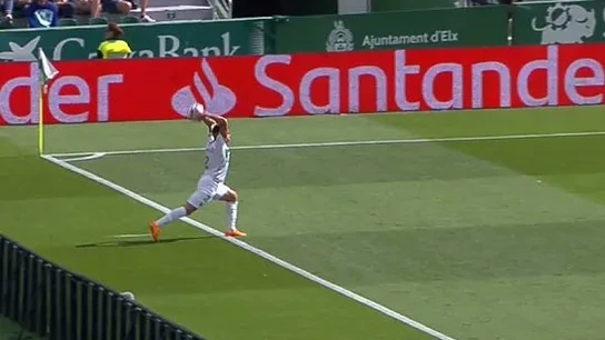 El saque de banda del Elche ante el Atlético El saque de banda del Elche ante el Atlético