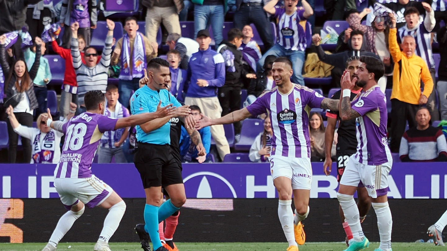 Los jugadores del Valladolid protestan al árbitro Los jugadores del Valladolid protestan al árbitro