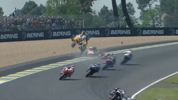 Brutal accidente en Moto2 en Le Mans