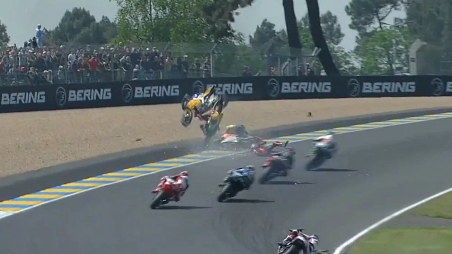 Brutal accidente en Moto2 en Le Mans