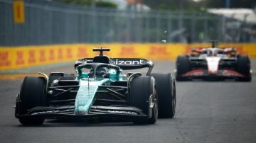 Kevin Magnussen persigue al Aston Martin de Lance Stroll