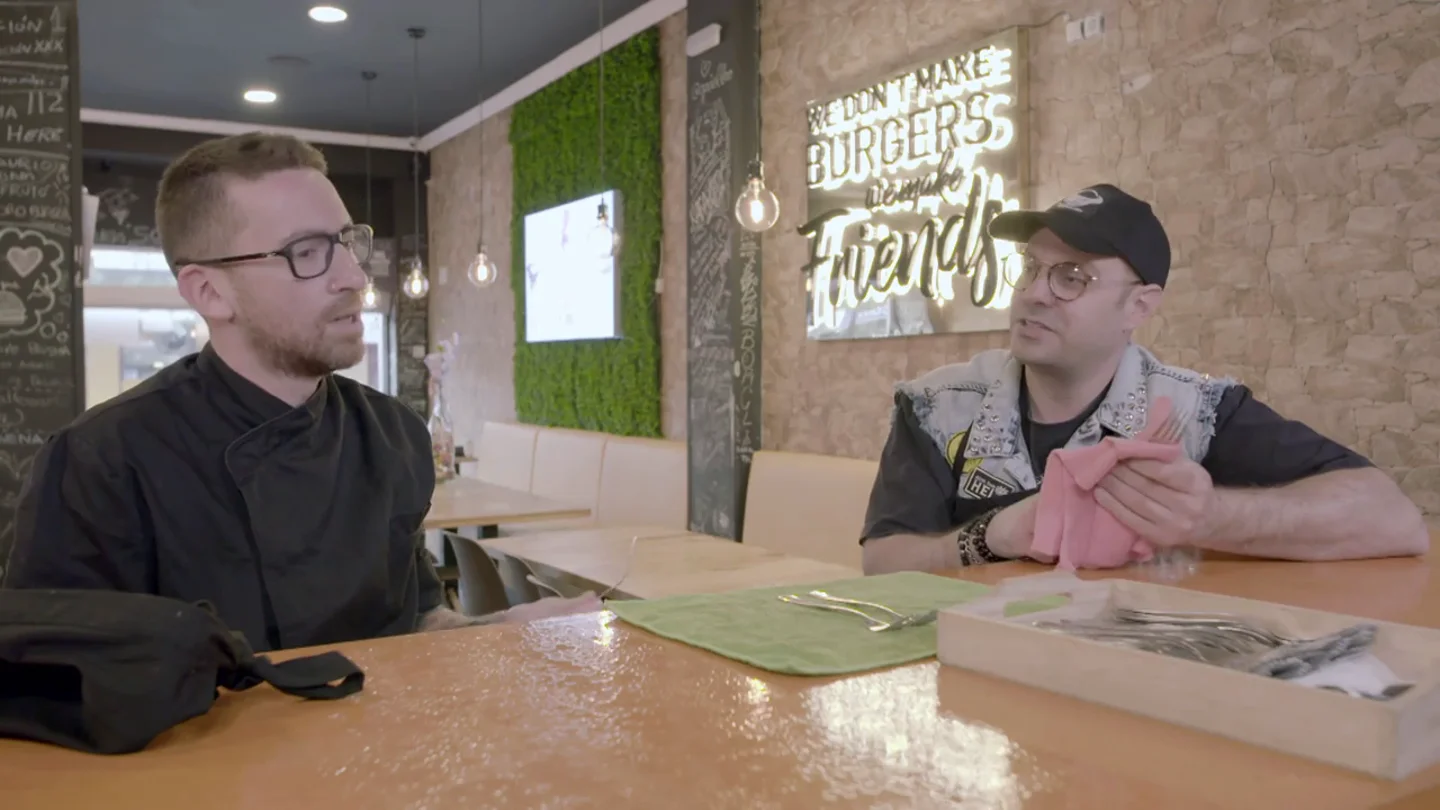 El cocinero de Toro Burger critica a su jefe sin saber que lo tiene delante: "Jamás me ha preguntado si tenía alguna idea" El cocinero de Toro Burger critica a su jefe sin saber que lo tiene delante: "Jamás me ha preguntado si tenía alguna idea"