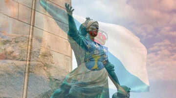 Una estatua de una mujer, parte del monumento a los Héroes de Puente Sampayo en Pontevedra, con una bandera de Galicia sobreexpuesta