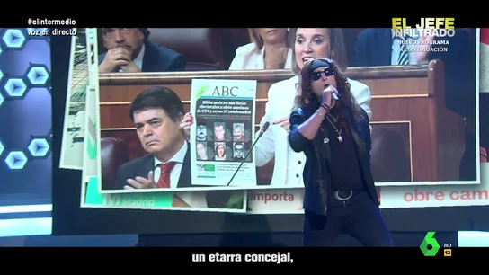 Del PP al PSOE, pasando por Bildu: el temazo de Enrique Bunbury con el que resume la campaña electoral "Pedro Sánchez regala pisos que están sin levantar" o "Núñez Feijóo cree que está en Andalucía y está en Badajoz" son algunas de las estrofas de esta divertida versión de 'Entre dos Tierras' a cargo de Raúl Pérez en la piel y voz de Bunbury.