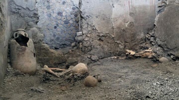 Dos esqueletos de habitantes de Pompeya, que murieron debido al enorme terremoto que acompañó a la erupción, han salido a la luz 