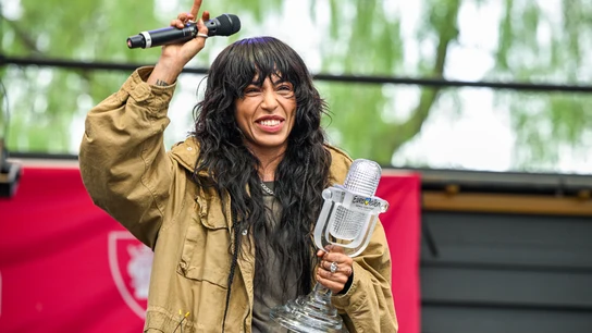 La ganadora de Eurovisión, la sueca Loreen, en el escenario para celebrarlo con sus fans en el parque Kungstradgarden de Estocolmo. La ganadora de Eurovisión, la sueca Loreen, en el escenario para celebrarlo con sus fans en el parque Kungstradgarden de Estocolmo.