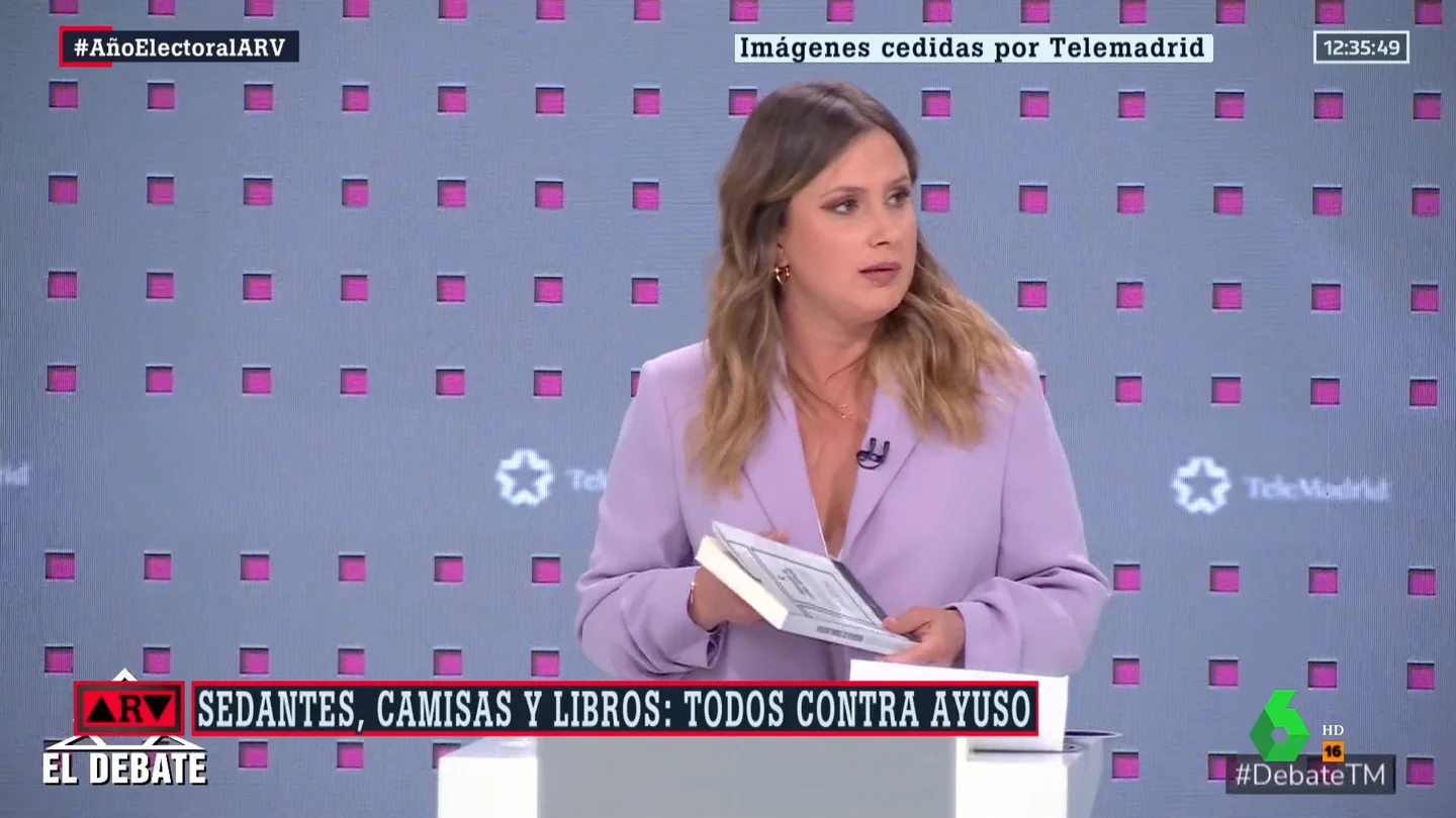 Díaz Ayuso rechaza coger un libro sobre los ancianos muertos en la pandemia que le regaló Alejandra Jacinto Díaz Ayuso rechaza coger un libro sobre los ancianos muertos en la pandemia que le regaló Alejandra Jacinto