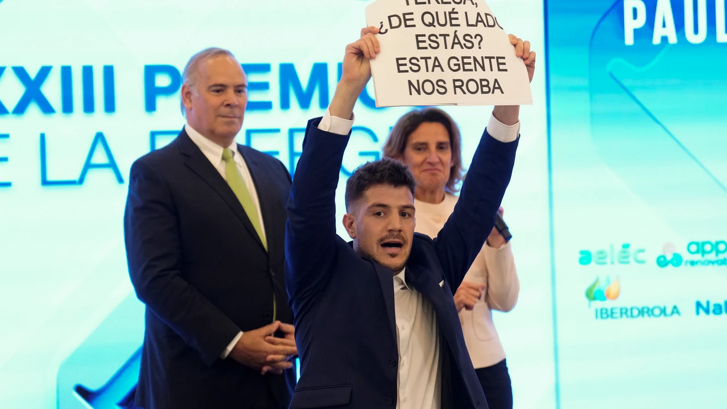 Un activista de Greenpeace irrumpe en los Premios de la Energía, con la presencia de Teresa Ribera Un activista de Greenpeace irrumpe en los Premios de la Energía, con la presencia de Teresa Ribera