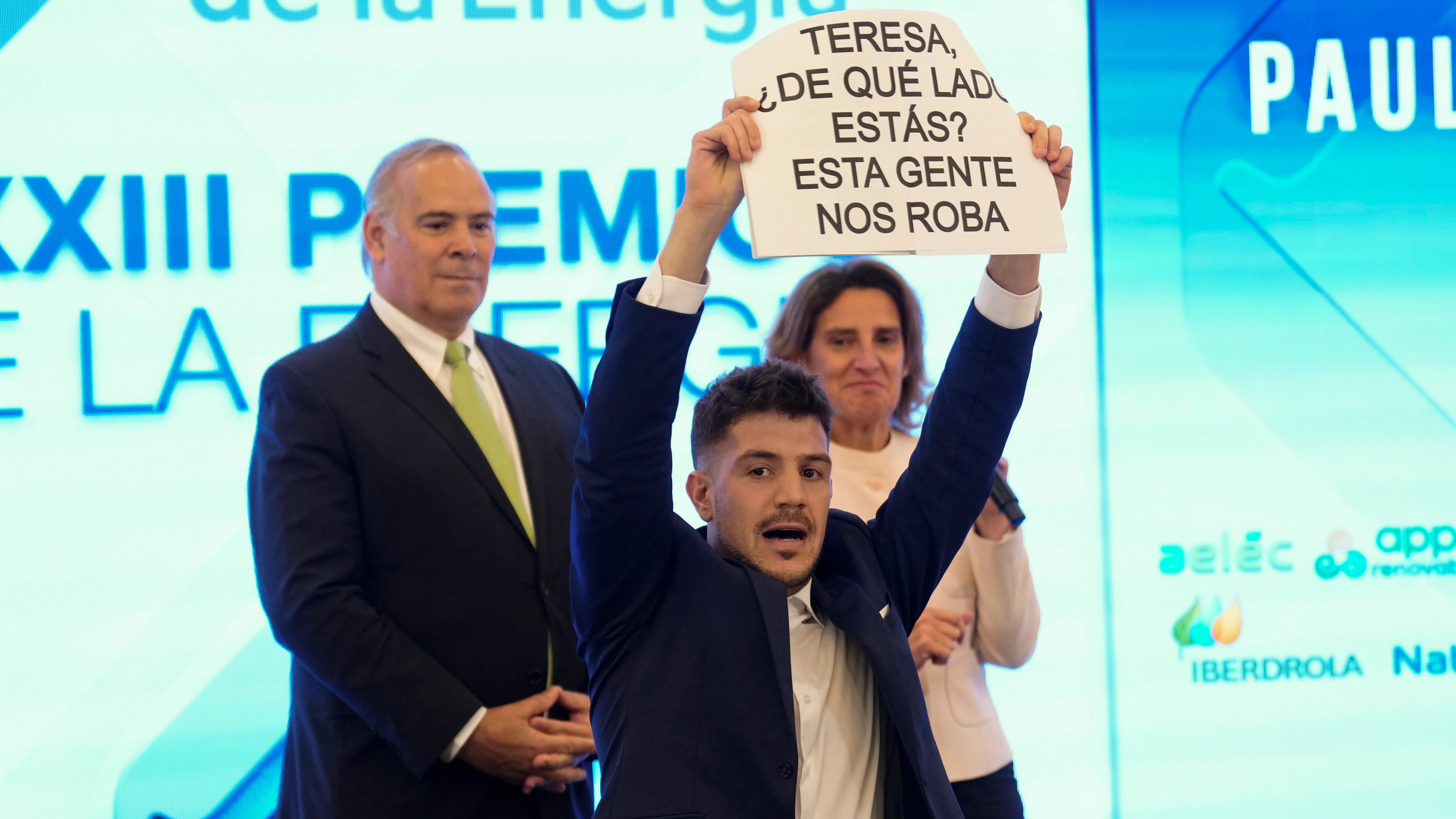 Un activista de Greenpeace irrumpe en los Premios de la Energía, con la presencia de Teresa Ribera