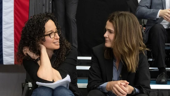 La creadora de 'La diplomática' Debora Cahn, y la protagonista Keri Russell, durante el rodaje. La creadora de 'La diplomática' Debora Cahn, y la protagonista Keri Russell, durante el rodaje.