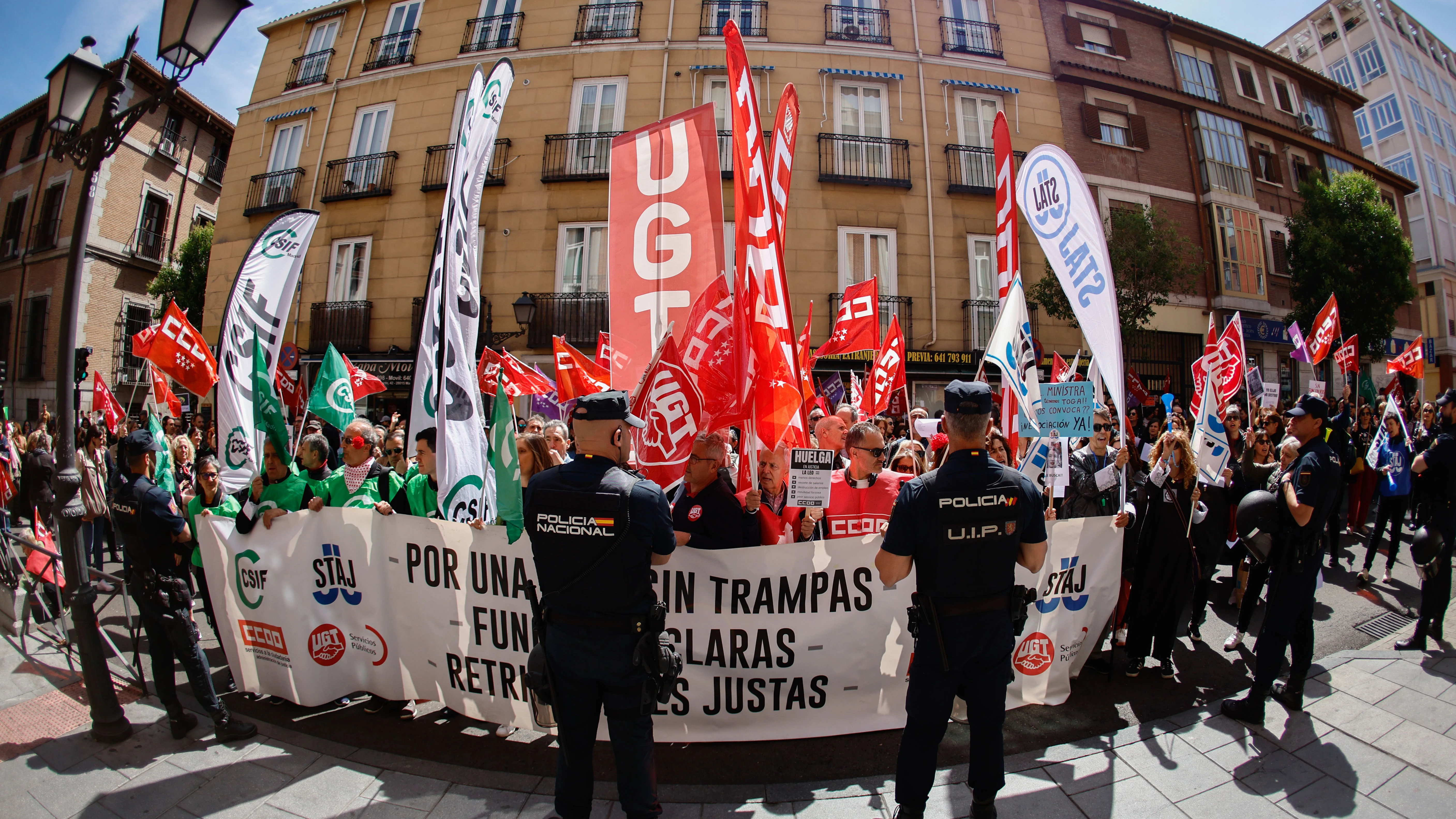 Funcionarios de la administración de Justicia participan en una concentración ante el Ministerio de Justicia en Madrid