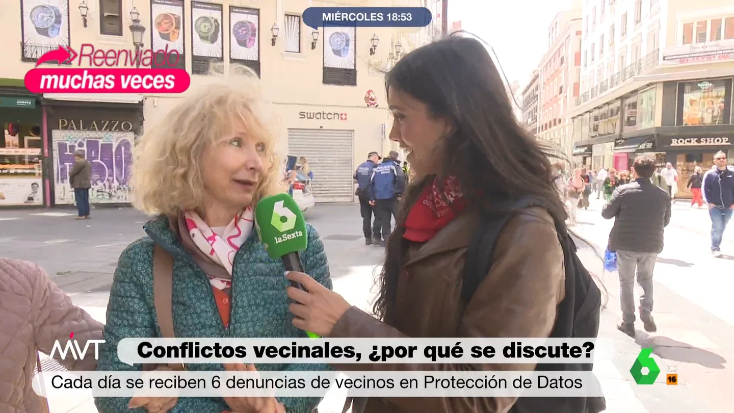 La respuesta de la vecina de esta mujer cuando subió a quejarse por el ruido "Juegan partidos de fútbol con el perro", afirma esta mujer a María Lamela, que en este vídeo de Más Vale Tarde busca anécdotas de los españoles con sus vecinos y encuentra desde invitaciones a cerveza a 'robos' de empleadas del hogar.