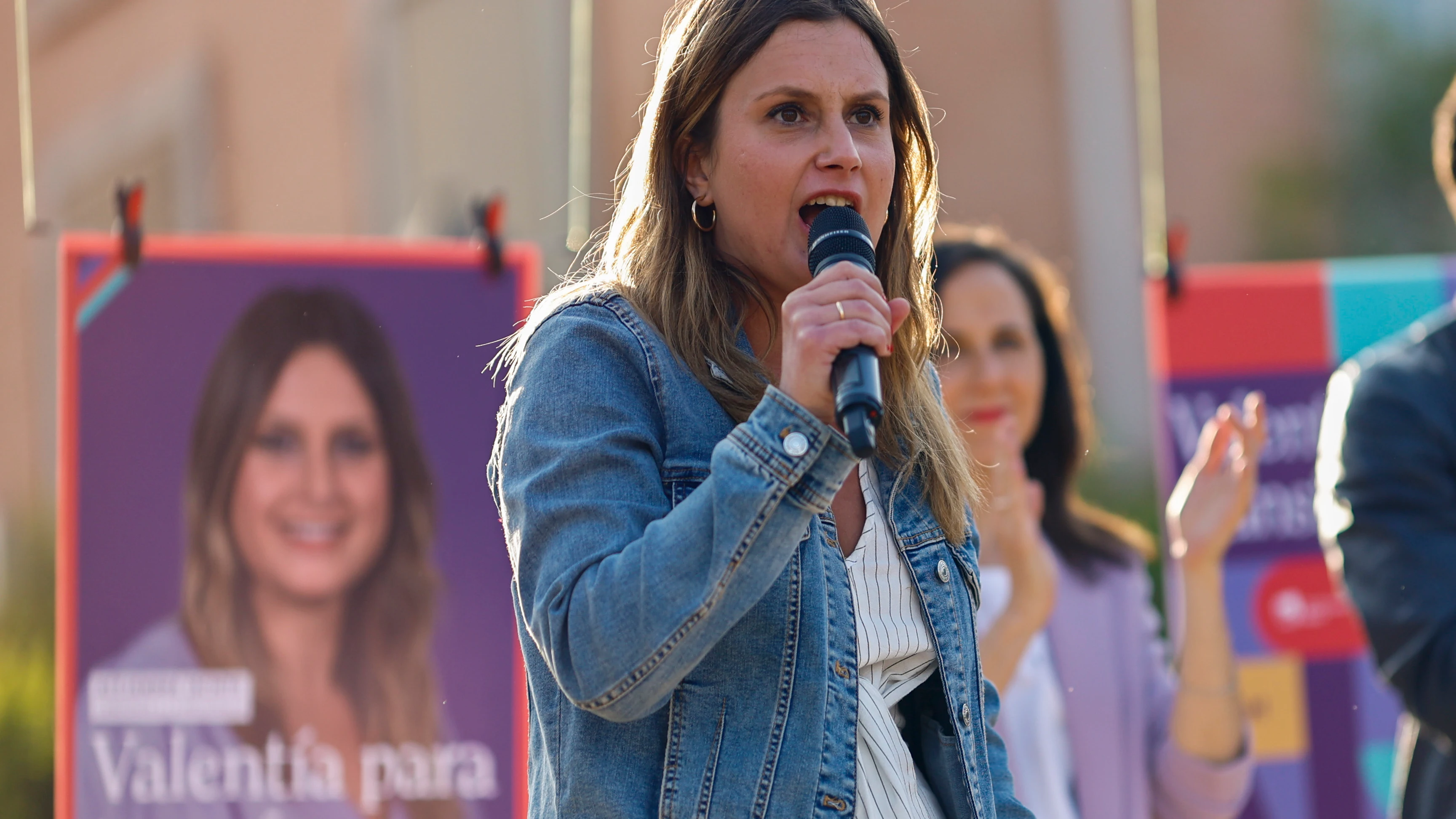 La candidata de Unidas Podemos a la Presidencia de la Comunidad de Madrid, Alejandra Jacinto, participa en la pegada de carteles para el 28M