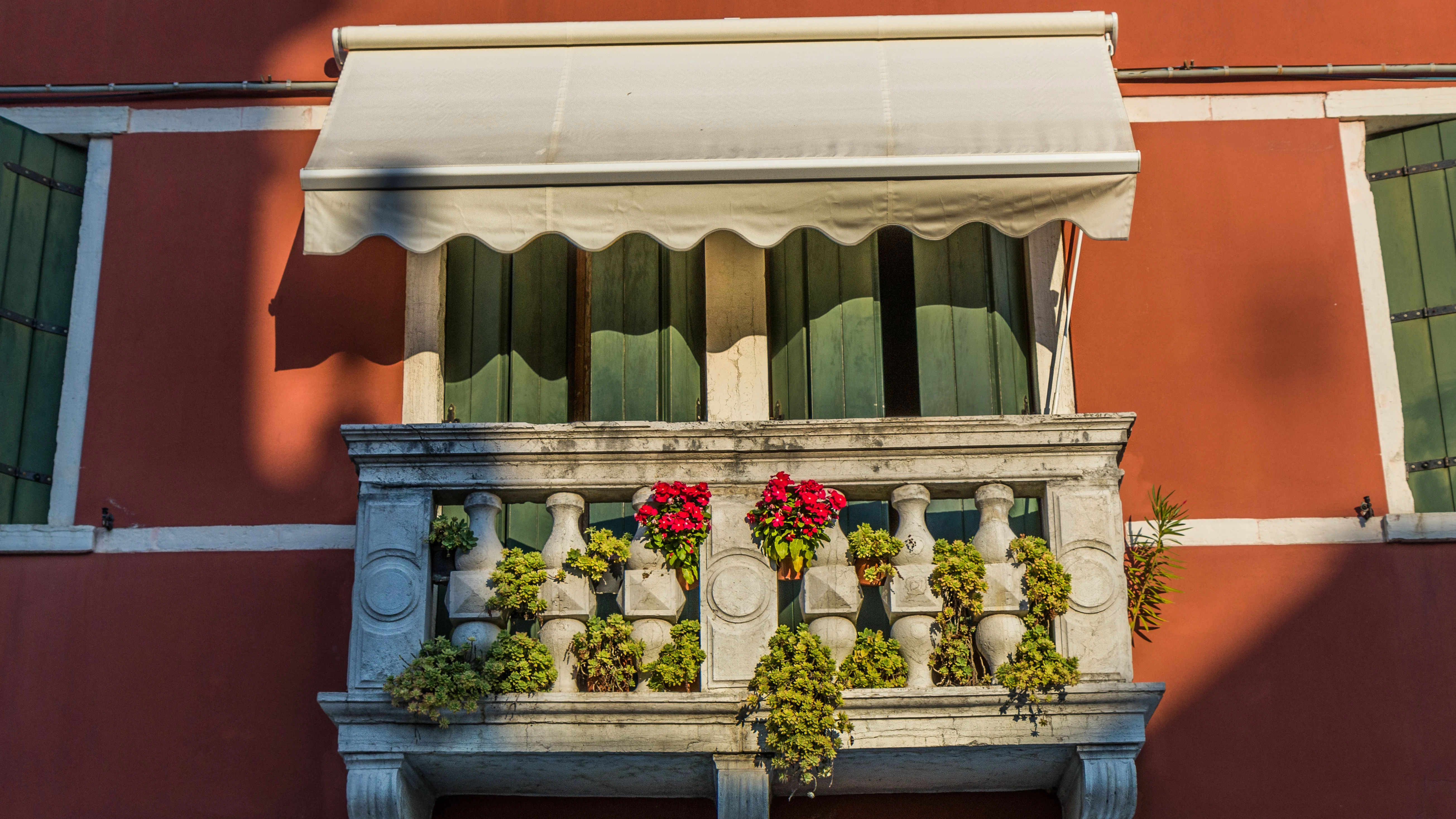 Un balcón con plantas 