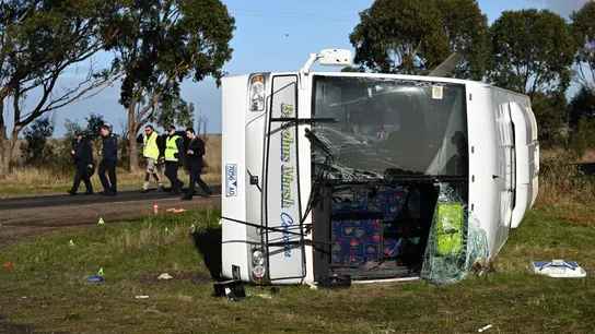 Servicios de Emergencia en el lugar del accidente de autobús en el cruce de Exford Road y Murphys Road en Eynesbury, en Melbourne Servicios de Emergencia en el lugar del accidente de autobús en el cruce de Exford Road y Murphys Road en Eynesbury, en Melbourne