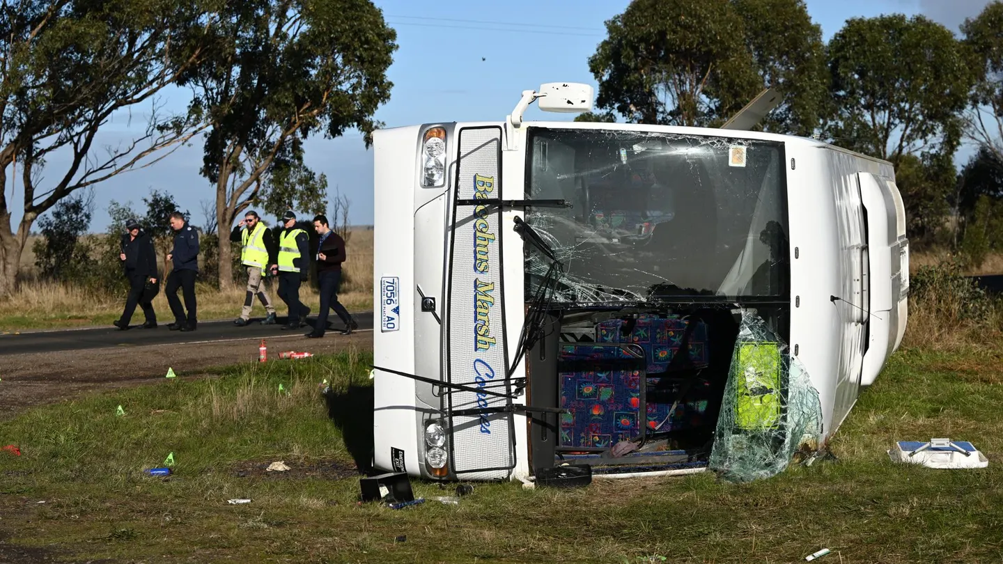 Servicios de Emergencia en el lugar del accidente de autobús en el cruce de Exford Road y Murphys Road en Eynesbury, en Melbourne Servicios de Emergencia en el lugar del accidente de autobús en el cruce de Exford Road y Murphys Road en Eynesbury, en Melbourne