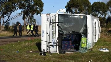 Servicios de Emergencia en el lugar del accidente de autobús en el cruce de Exford Road y Murphys Road en Eynesbury, en Melbourne