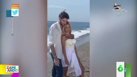 La cómica aparición de una bañista en una grabación de Álvaro Soler en la playa: "No ayuda a la épica del videoclip" La cómica aparición de una bañista en una grabación de Álvaro Soler en la playa: "No ayuda a la épica del videoclip"
