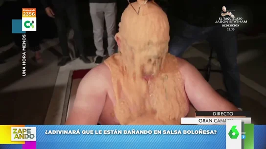 "Huele a potaje": así intenta adivinar un hombre en qué le bañan en este juego de la televisión canaria "Huele a potaje": así intenta adivinar un hombre en qué le bañan en este juego de la televisión canaria