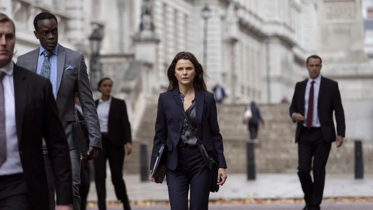 Ato Essandoh y Keri Russell forman un buen equipo en 'La diplomática'. Ato Essandoh y Keri Russell forman un buen equipo en 'La diplomática'.