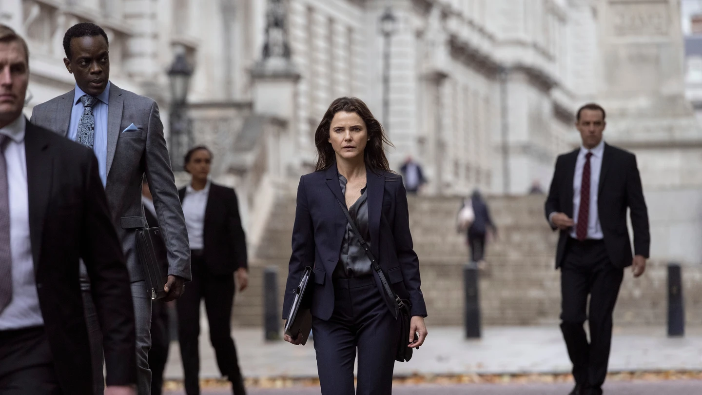 Ato Essandoh y Keri Russell forman un buen equipo en 'La diplomática'. Ato Essandoh y Keri Russell forman un buen equipo en 'La diplomática'.