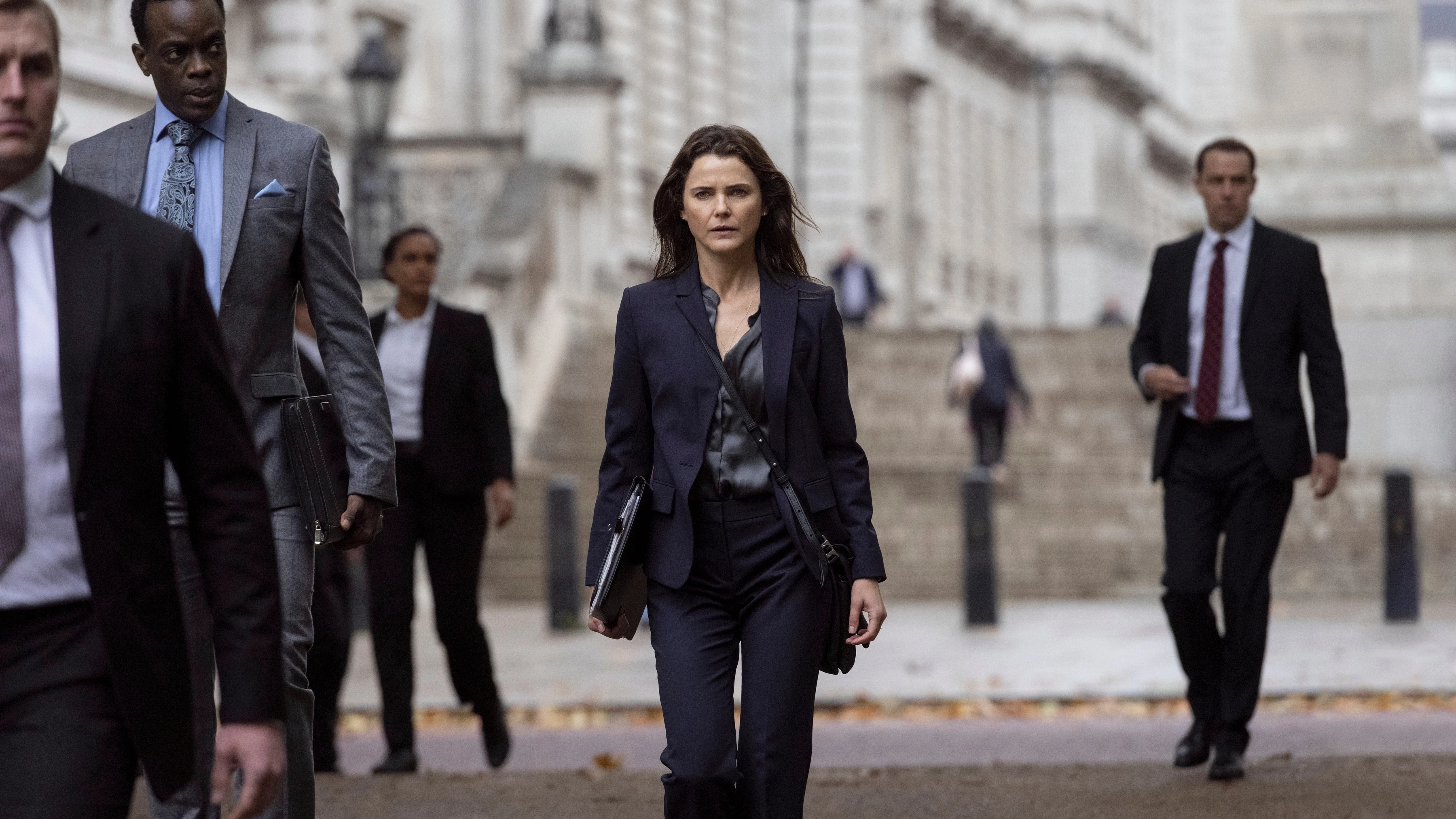 Ato Essandoh y Keri Russell forman un buen equipo en 'La diplomática'.