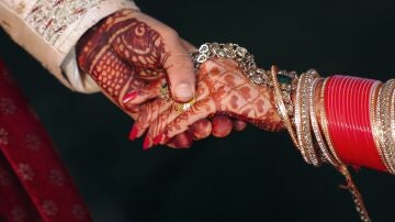 Muere el novio y la novia se encuentra grave tras consumir juntos veneno en su boda en la India