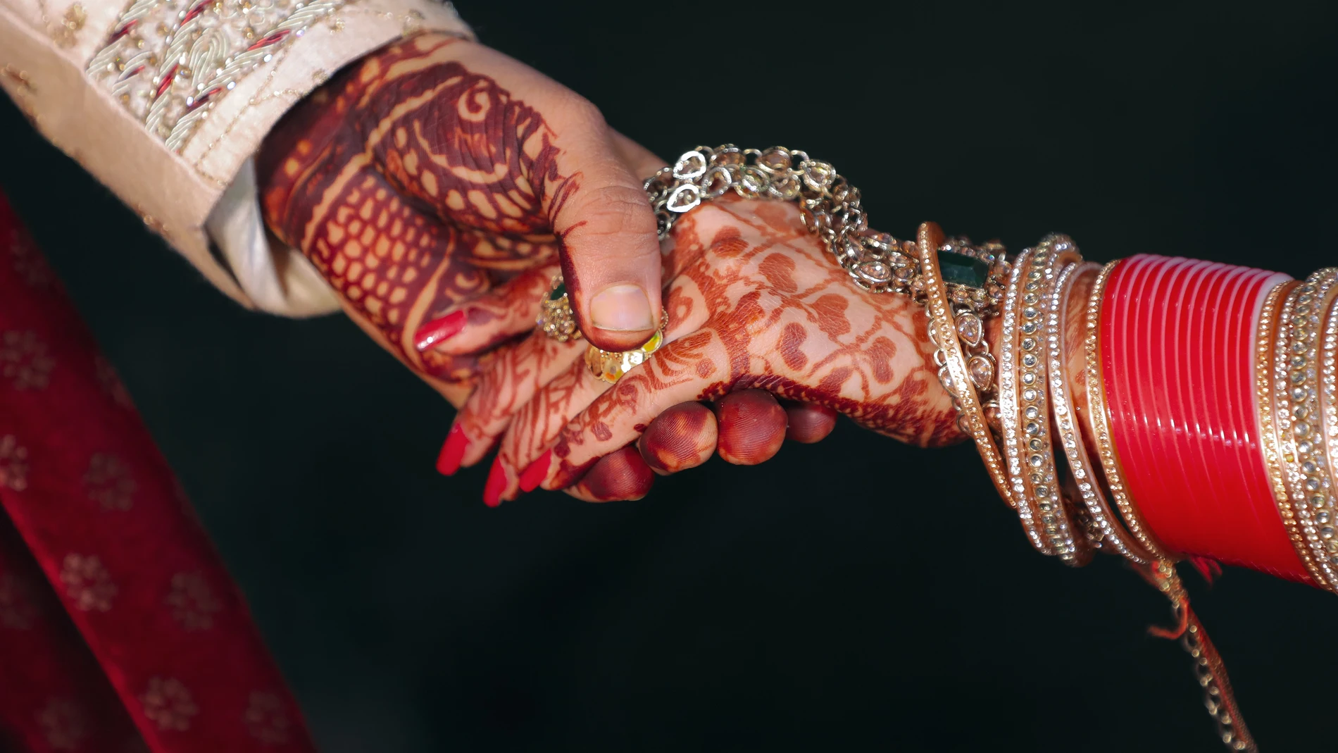 Muere el novio y la novia se encuentra grave tras consumir juntos veneno en su boda en la India