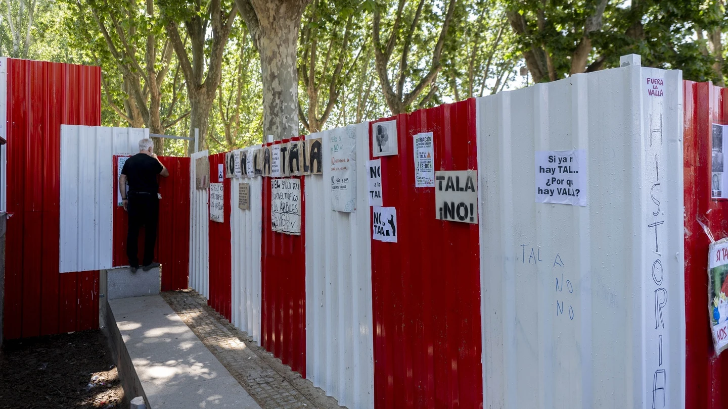 Carteles a favor de la vegetación urbana y contra la destrucción de parques y la tala de árboles en el Parque de Arganzuela. Carteles a favor de la vegetación urbana y contra la destrucción de parques y la tala de árboles en el Parque de Arganzuela.