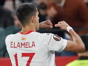 El centrocampista del Sevilla Erik Lamela celebra tras marcar el segundo gol ante la Juventus