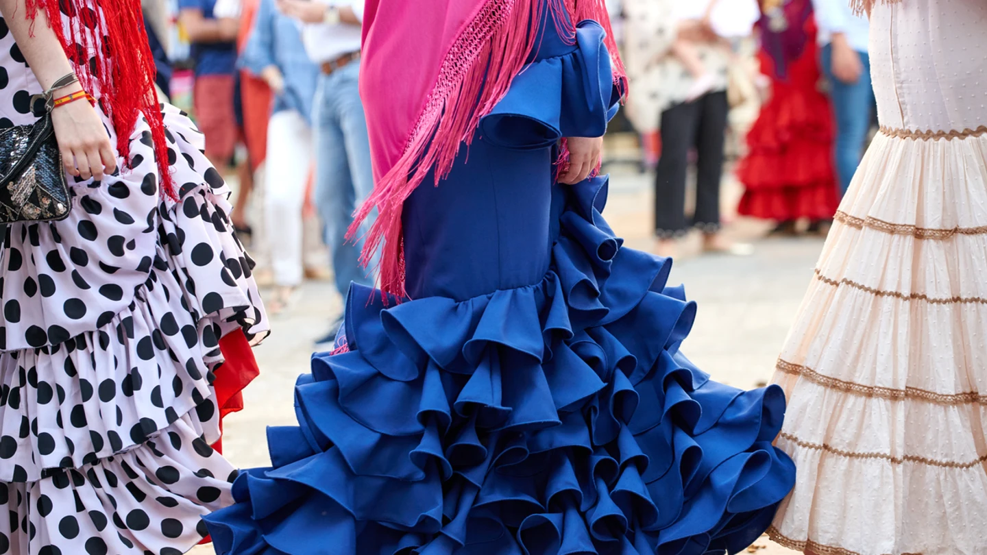 Mujeres con trajes de flamenca Mujeres con trajes de flamenca