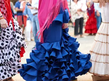 Mujeres con trajes de flamenca