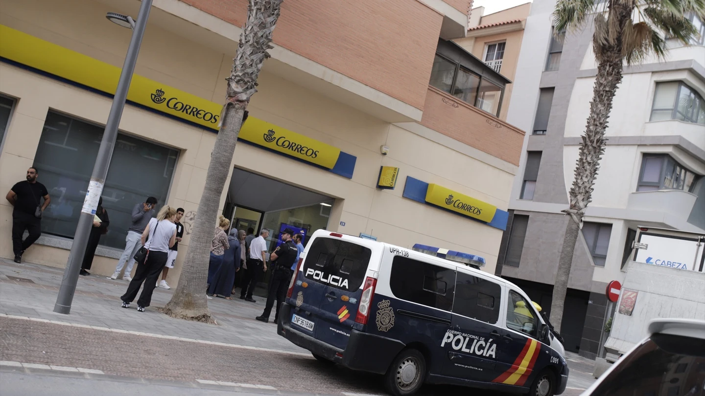 Un furgón policial frente a una oficina de correos en Melilla Un furgón policial frente a una oficina de correos en Melilla