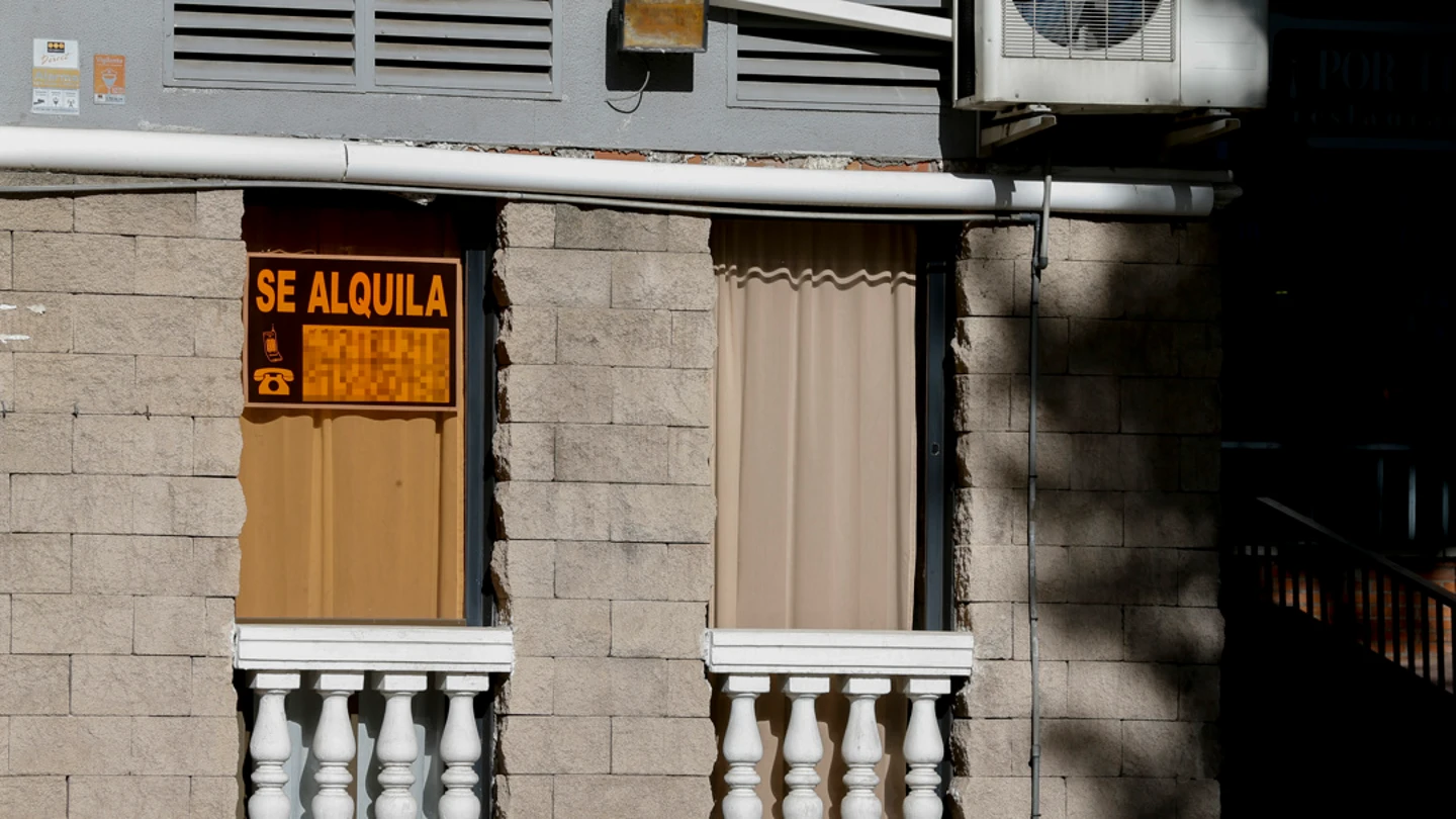 Imagen de archivo de un cartel de alquiler en un piso de Madrid. El sector inmobiliario carga contra una Ley de vivienda que "justifica la okupación"