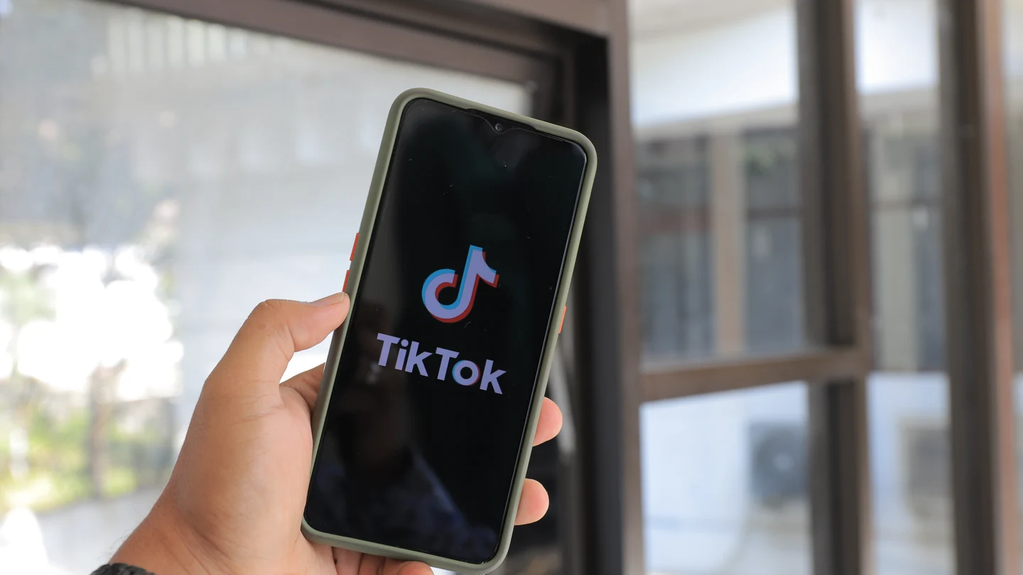 Imagen de archivo de una persona usando la red social TikTok en el móvil Imagen de archivo de una persona usando la red social TikTok en el móvil