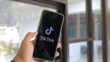 Imagen de archivo de una persona usando la red social TikTok en el móvil