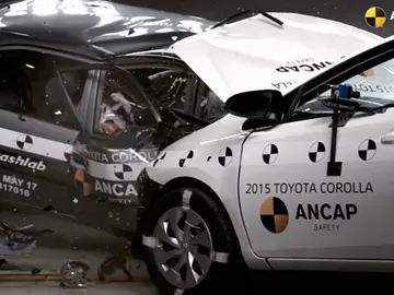 El escalofriante test de seguridad que deja patente la brutal evolución entre un coche de 1998 y otro de 2015 El escalofriante test de seguridad que deja patente la brutal evolución entre un coche de 1998 y otro de 2015